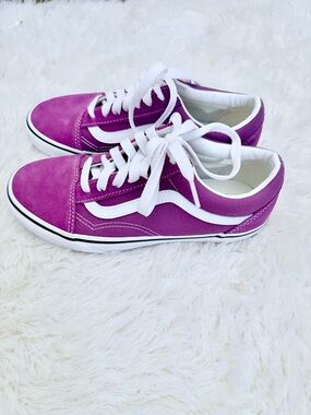 💜Vans Low Top Sneakers in Purple with White Stripe💜